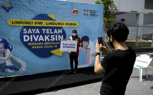 PUSAT VAKSINASI DAN PROGRAM VAKSINASI BERGERAK