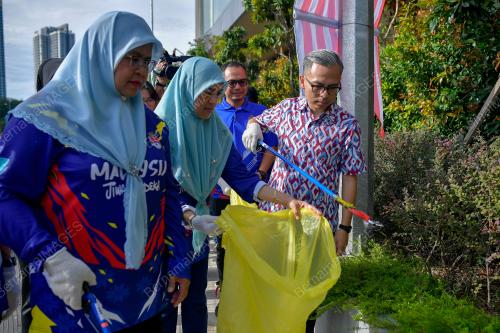 FAHMI FADZIL