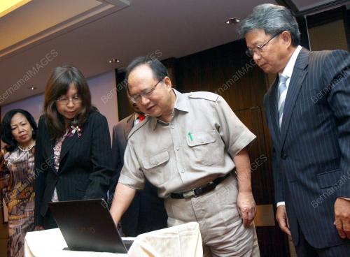 TAN SRI BERNARD DOMPOK