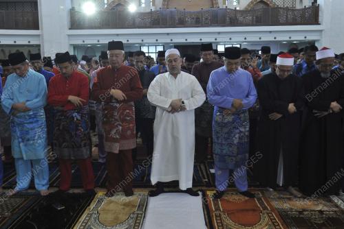 KL02_25062017_AGONG_SOLAT