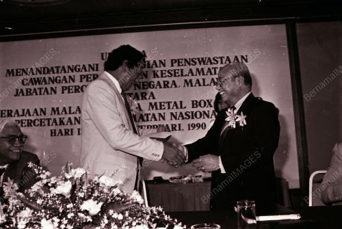 MENANDATANGANI PERJANJIAN