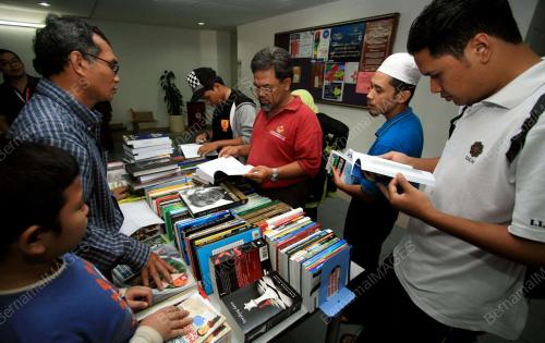 JUALAN BUKU HUJUNG MINGGU PNM