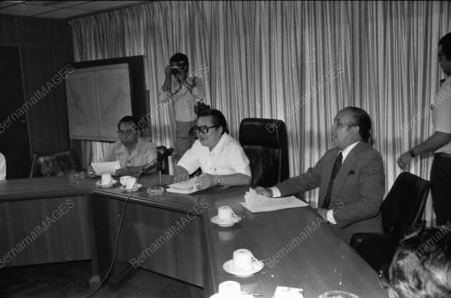 LEE SAN CHOON MEET TRANSPORT OPERATORS AT HIS OFFICE