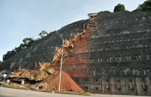 KL02_29122012_TANAH_RUNTUH