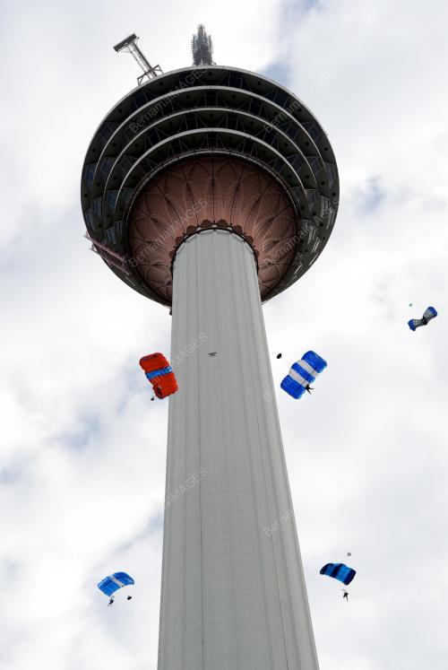 BASE JUMP