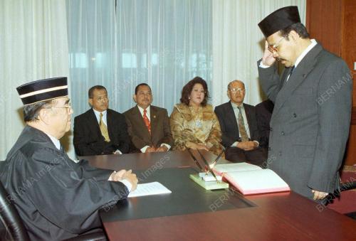 SENATOR ANGKAT SUMPAH