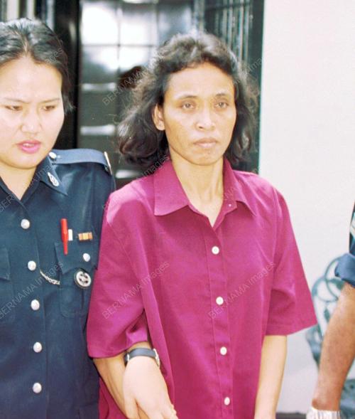 PEMBANTU RUMAH MELAKUKAN KELUCAHAN MELAMPAU.