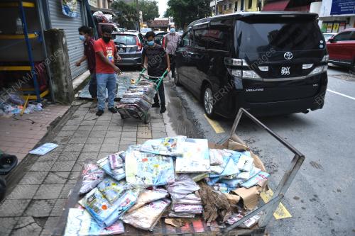 KERJA PEMBERSIHAN SELEPAS BANJIR