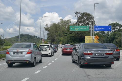 TINJAUAN PLAZA TOL GOMBAK