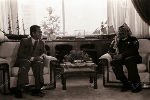 YASSER ARAFAT LAWAT PEJABAT PERDANA MENTERI