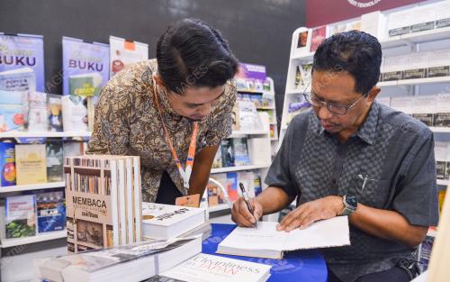 DATUK SERI DR ZAINI UJANG