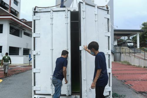 HOSPITAL CANSELOR TUANKU MUHRIZ UKM TERIMA KONTENA SIMPAN MAYAT COVID-19
