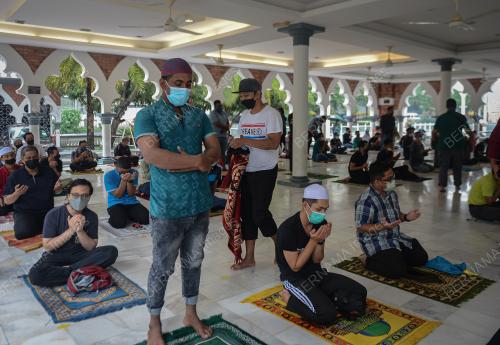 SOLAT JEMAAH DI MASJID