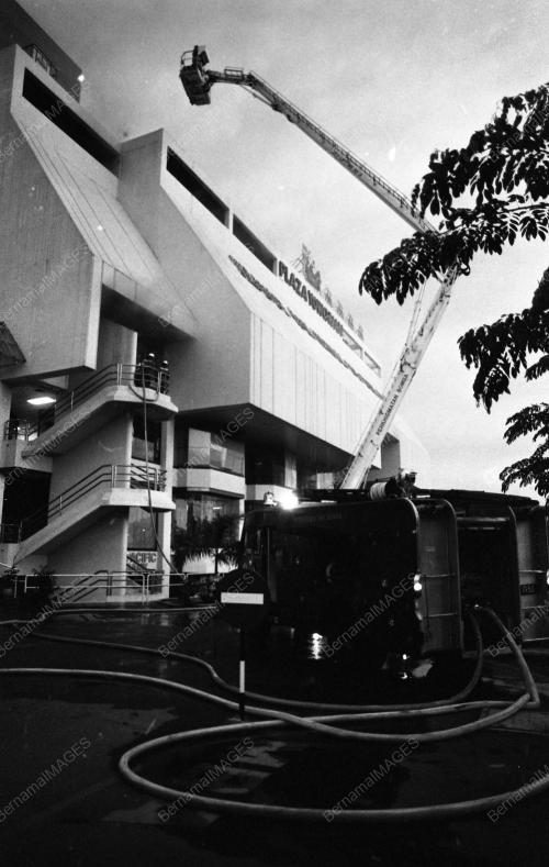 KL03_06022015_PLAZA_TERBAKAR