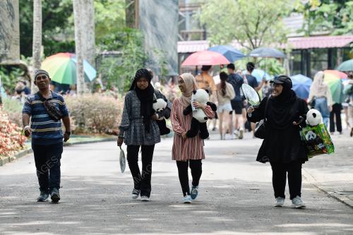 TINJAUAN ORANG RAMAI DI ZOO NEGARA
