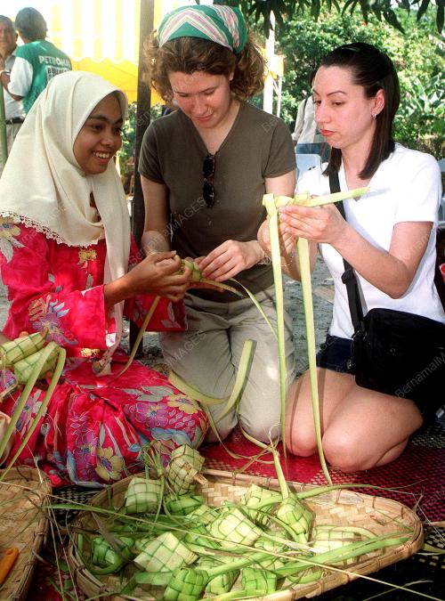 MENGANYAM KETUPAT