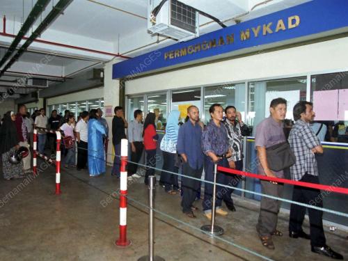 ORANG RAMAI MOHON MYKAD