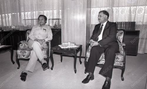 DR. MAHATHIR MOHAMAD