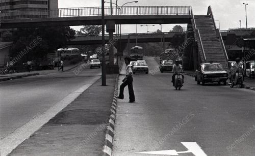 MELINTAS JALAN