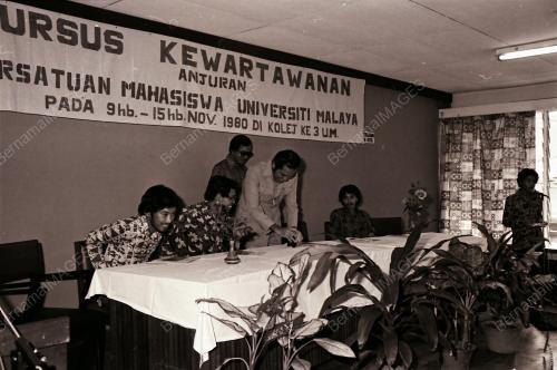 KURSUS KEWARTAWANAN