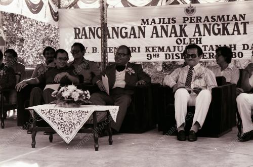 MENTERI KEMAJUAN TANAH DAN WILAYAH