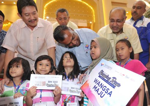 KL03_11062016_SHOPPING_RAYA