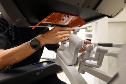 SISTEM PEMBEDAHAN ROBOTIK DA VINCI SI GENERASI KE-4