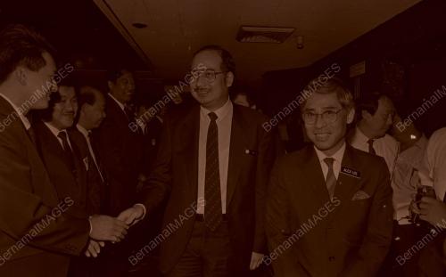 KL03_140690_SERAH_BENDERA