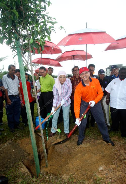 DATUK RAJA NONG CHIK RAJA ZAINAL ABIDIN