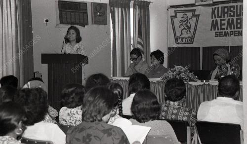 KURSUS BERPIDATO