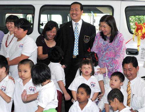 KL03_17042012_ROTARY_CLUB_VAN