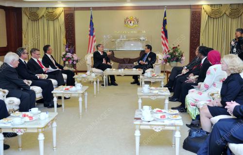 KL03_17052012_PARLIMEN_SWISS