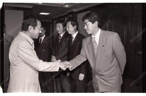MAHATHIR MENERIMA KUNJUNGAN