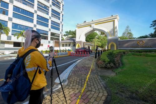 KL03_17082021_PINTU_ISTANA