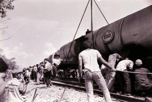 KERETAPI BARANG BERLANGGAR