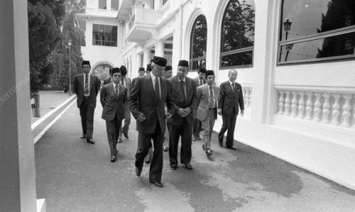 HADAP AGONG