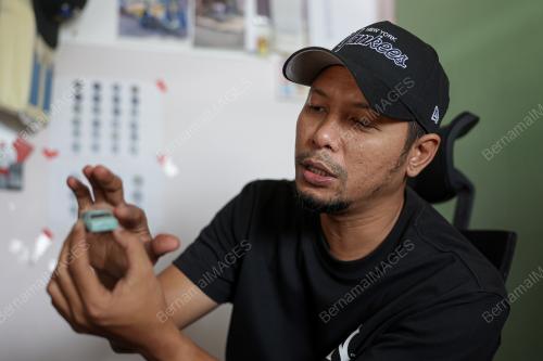 JURUTEKNIK BERKARYA MELALUI KERETA MINIATUR BERSKALA 1:64