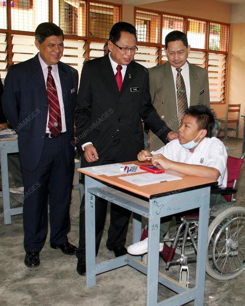 DR MOHD PUAD ZARKARSHI