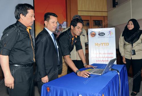 KL03_18112014_KHAIRY