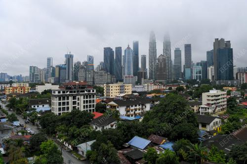 AWAN RENDAH MENYELUBUNGI IBU KOTA