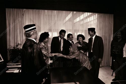 SENATOR ANGKAT SUMPAH