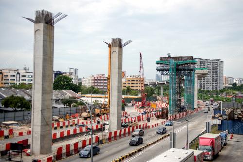 LOKASI BATU KONKRIT DARI STURKTUR BINAAN SUKE TERJATUH