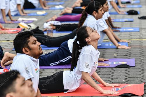 HARI YOGA SEDUNIA KE-10