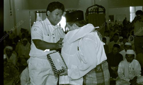 DR YUSOF NOR SAMPAIKAN BANTUAN KEPADA FAKIR MISKIN