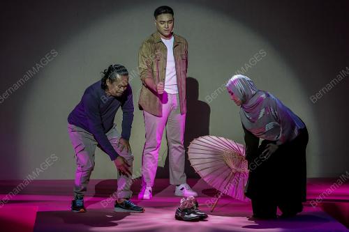 PEMENTASAN TEATER CIK ROS