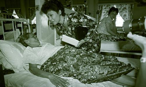 HAMIDAH SAMPAI SUMBANGAN HARI RAYA DI HOSPITAL BESAR
