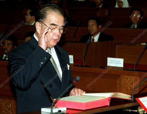 ANGKAT SUMPAH SENATOR
