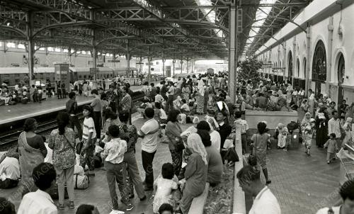 KESIBUKAN STESEN KERETAPI MENJELANG HARI RAYA