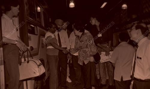 ZALEHA ISMAIL LAWAT STESYEN BAS PUDURAYA