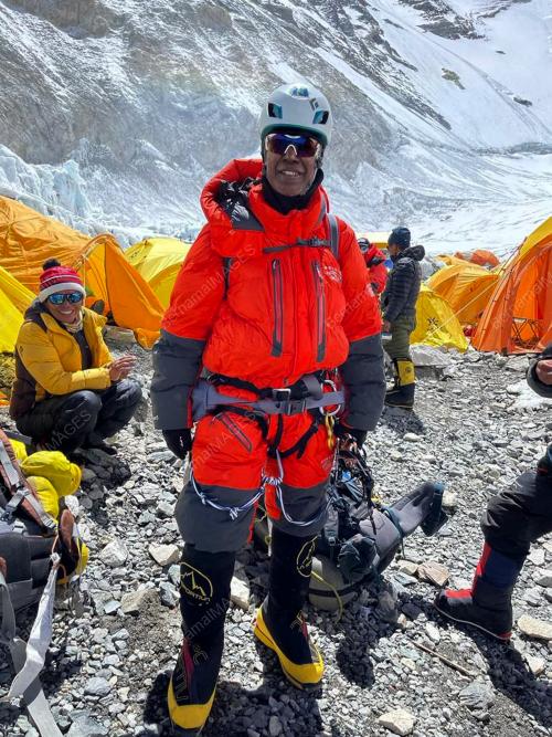 64 YEAR OLD ELANGHOVAN OLDEST MALAYSIAN TO CONQUER EVEREST